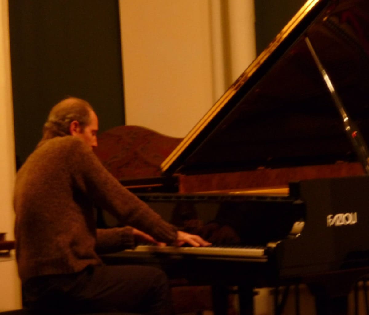 Steve Cohn playing piano at Roulette